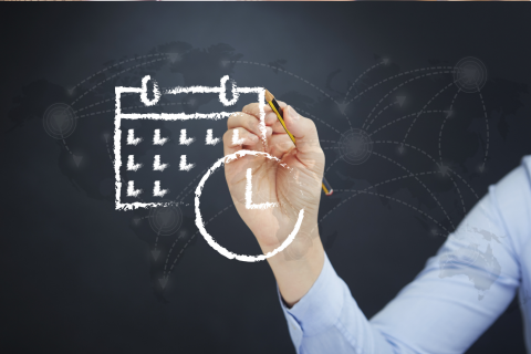 main qui entoure date sur calendrier