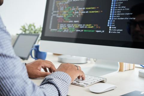 Homme qui tape sur un clavier 