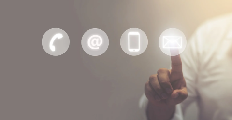 doigt qui touche ecran tactile