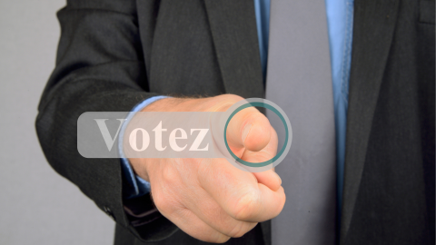 doigt qui touche un écran transparent pour voter