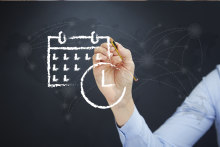 main qui entoure date sur calendrier